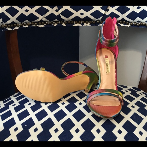 3d holographic ankle strap heels - Picture 3 of 7